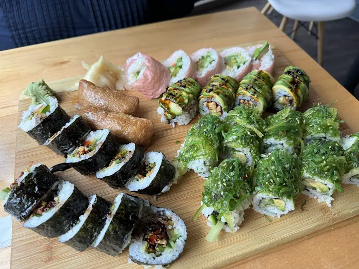 Rishi Sushi Kitchen & Bar Picture 4