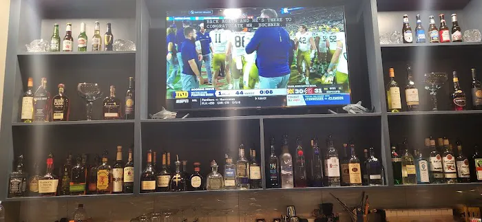 Wave's Bar & Kitchen Picture 1