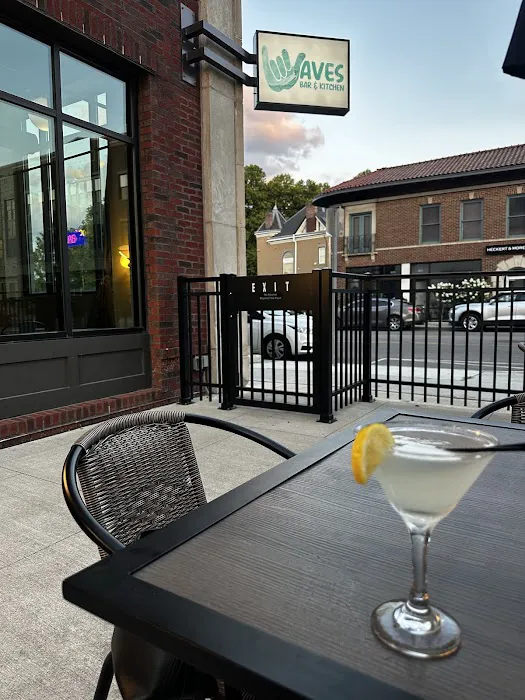 Wave's Bar & Kitchen Picture 4
