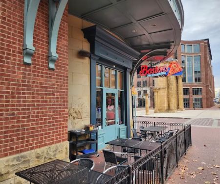 Boston's Pizza Restaurant & Sports Bar