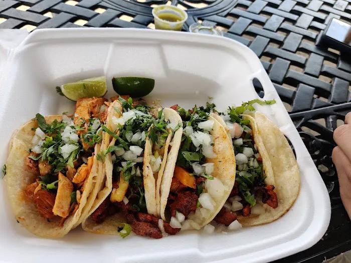 El Nevado francisco's taqueria food truck Picture 5