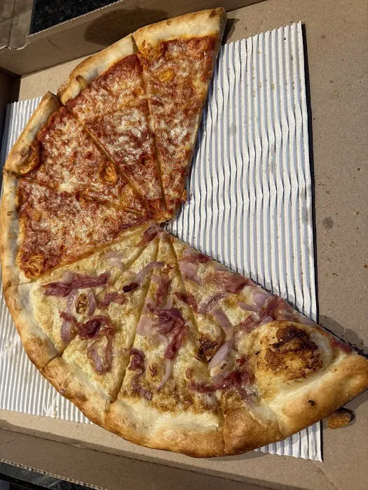 Dewey's Pizza - Grandview Picture 7