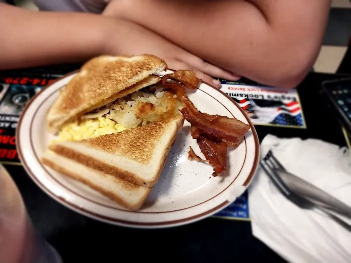 Ari's Diner Picture 5