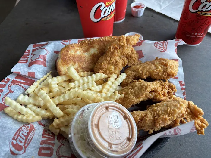 Raising Cane's Chicken Fingers Picture 3