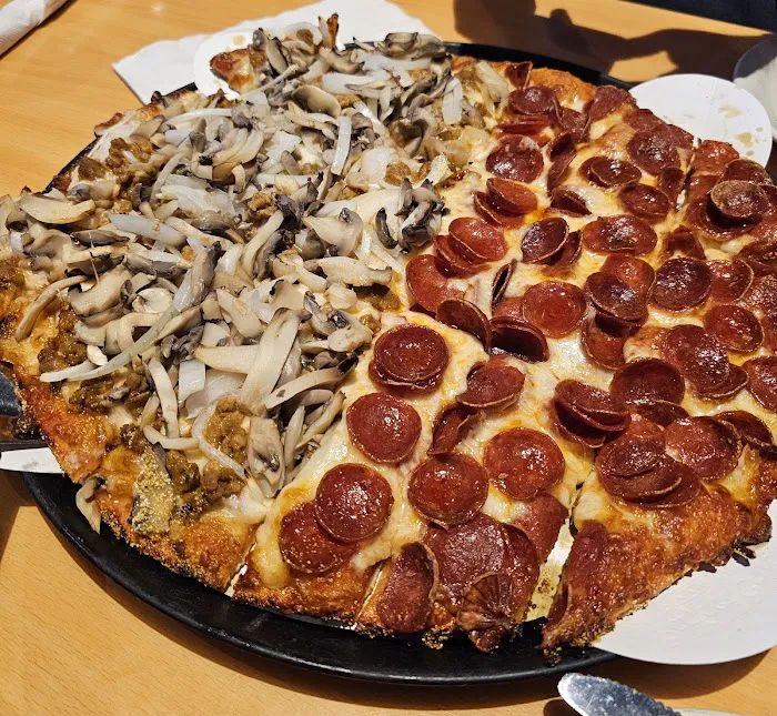 Massey's Pizza Sports Bar & Wings Picture 3