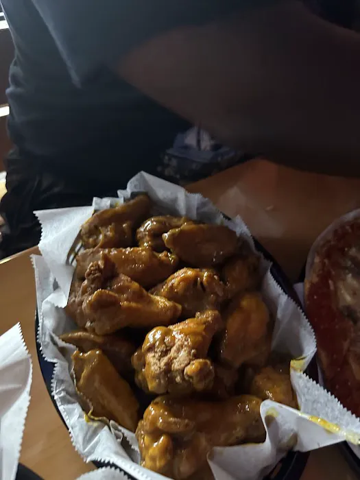 Massey's Pizza Sports Bar & Wings Picture 7