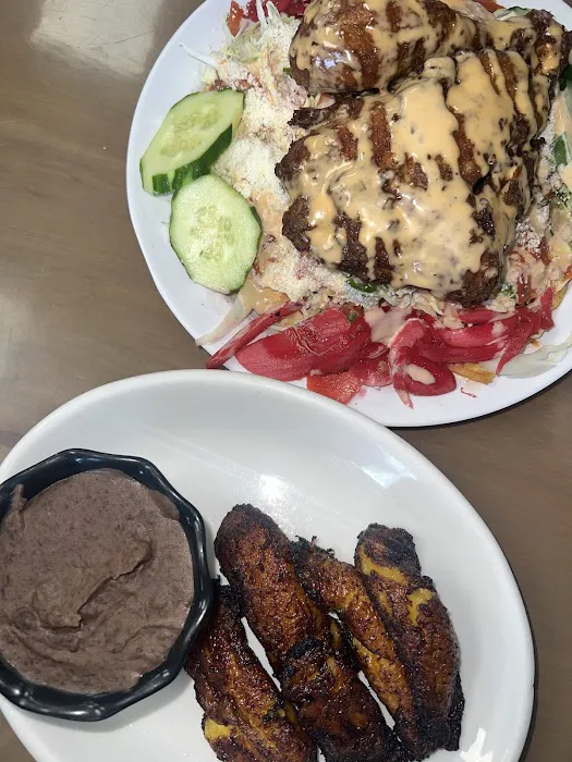 EL PULGARCITO Salvadoran Latin Restaurant Picture 3