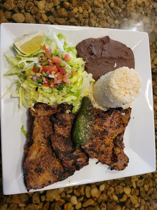 EL PULGARCITO Salvadoran Latin Restaurant Picture 1