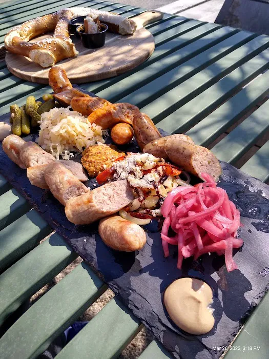 Hillgarten Beer & Wine Garden Picture 2