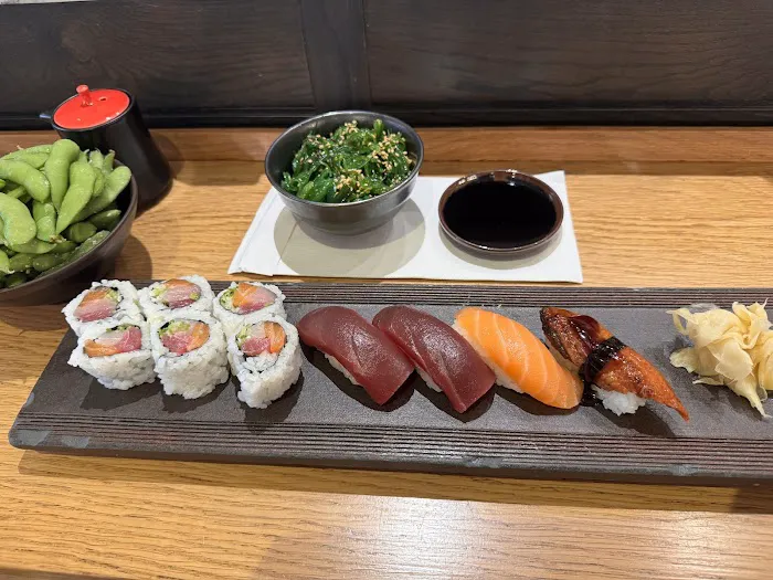 Blue Ribbon Sushi Bar at Hudson Eats Picture 4