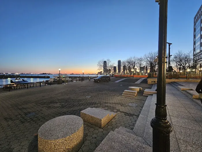 P.J. Clarke's On The Hudson Picture 3