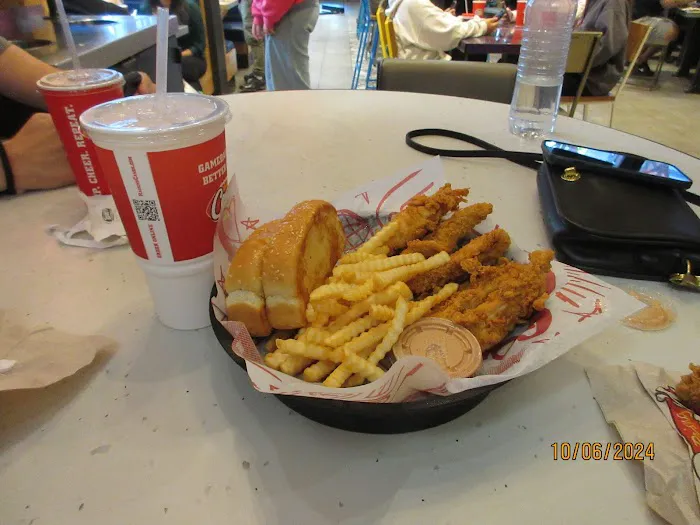 Raising Cane's Chicken Fingers Picture 3