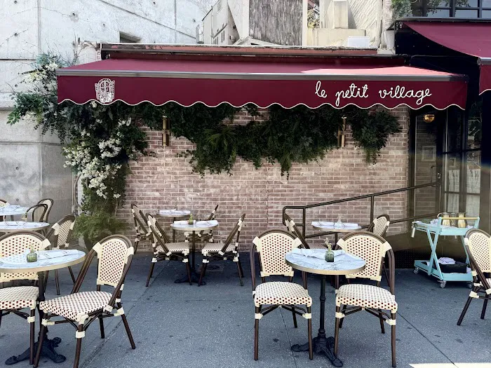 Le Petit Village Picture 1
