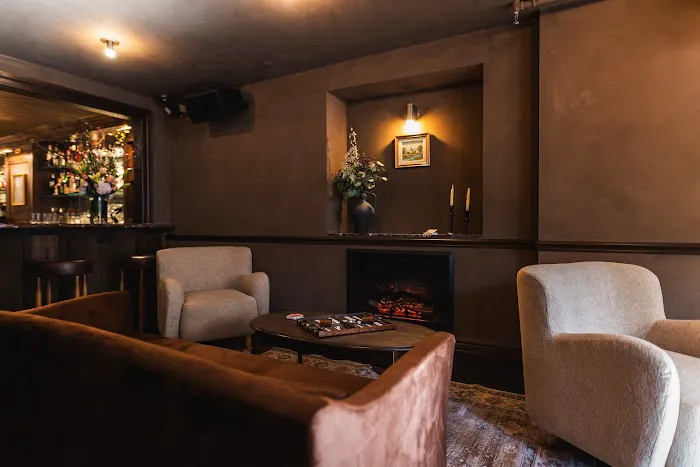 Chelsea Living Room Picture 4