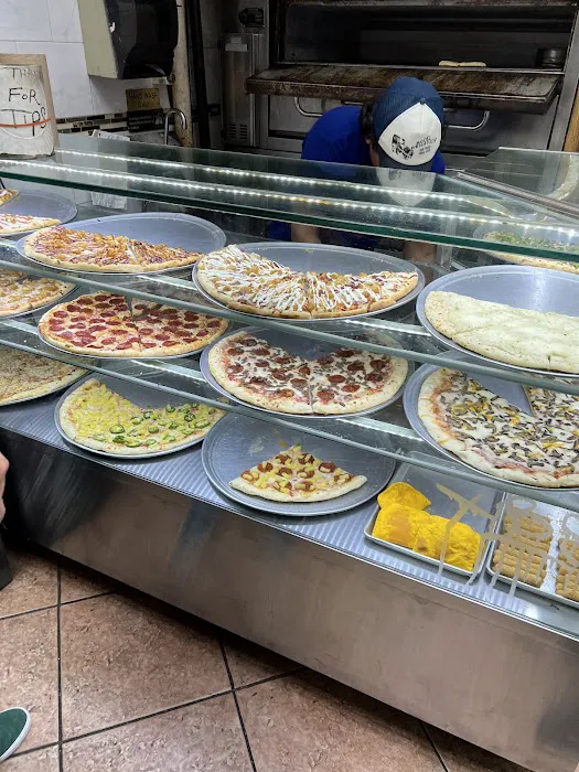 Famous & Fresh Pizza Picture 2