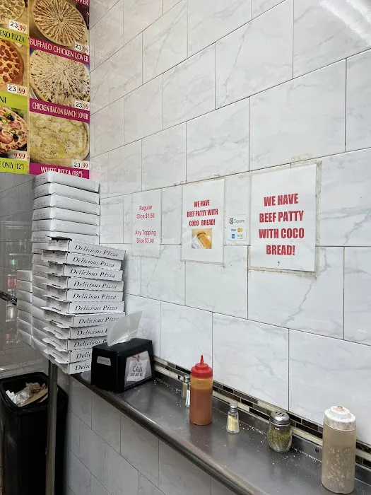 Famous & Fresh Pizza Picture 1