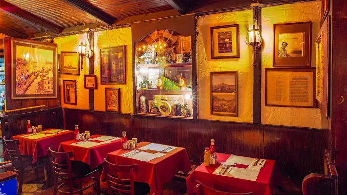 Molly's Shebeen Bar + Restaurant Picture 3