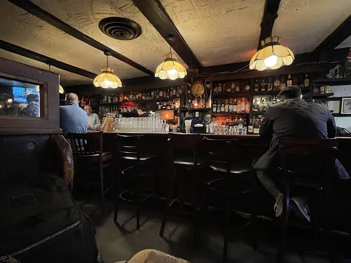 Molly's Shebeen Bar + Restaurant Picture 4