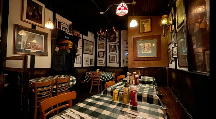 Molly's Shebeen Bar + Restaurant Picture 8