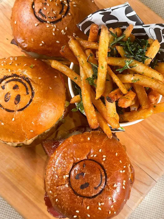 Smile Burger Picture 9