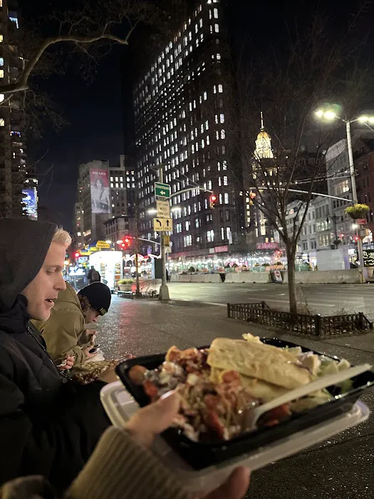 Pasha's Halal Food (cart) Picture 9