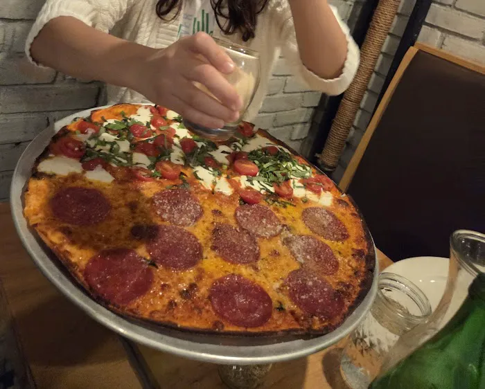 Vezzo NYC Thin Crust Pizza Picture 4