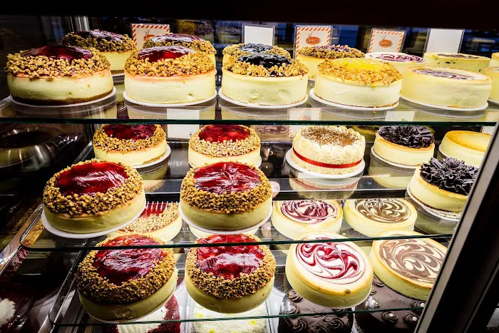 Junior's Restaurant & Bakery Picture 3