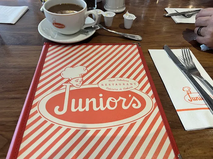 Junior's Restaurant & Bakery Picture 5