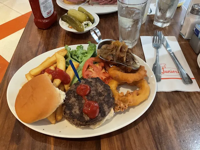 Junior's Restaurant & Bakery Picture 6