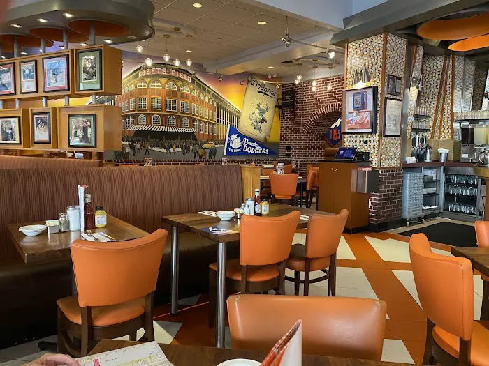 Junior's Restaurant & Bakery Picture 8
