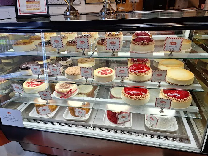 Junior's Restaurant & Bakery Picture 9