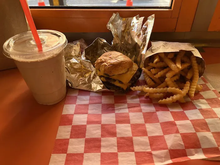 Lucky's Famous Burgers Picture 1