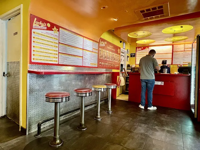 Lucky's Famous Burgers Picture 4