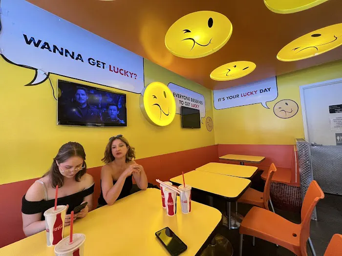 Lucky's Famous Burgers Picture 7