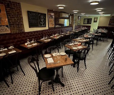 Le Tout Va Bien - French Restaurant