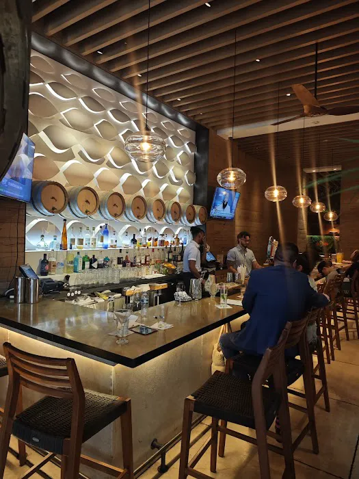 Tommy Bahama Restaurant, Bar & Store Picture 5