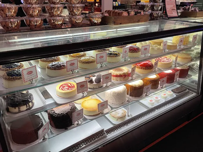 Junior's Restaurant and Bakery Picture 4