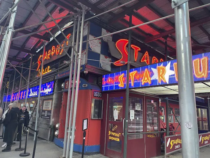 Ellen's Stardust Diner Picture 7