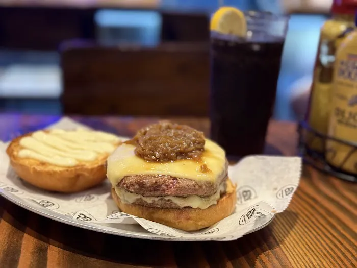 Black Iron Burger Theater District | Hamburger restaurant Bar Picture 5
