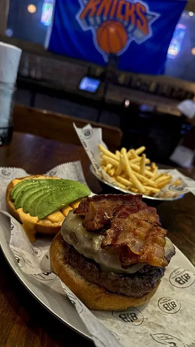 Black Iron Burger Theater District | Hamburger restaurant Bar Picture 4