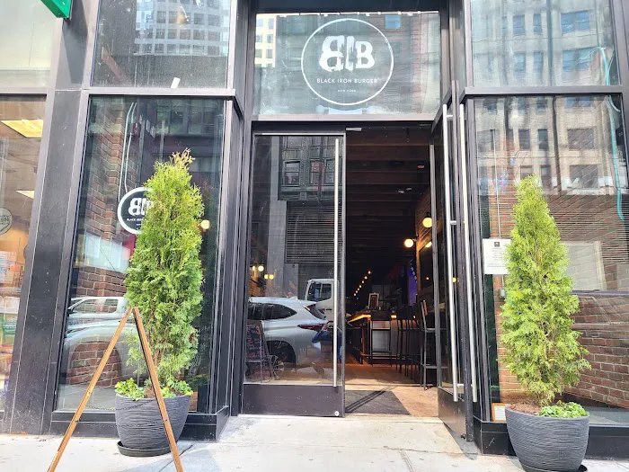 Black Iron Burger Theater District | Hamburger restaurant Bar Picture 2