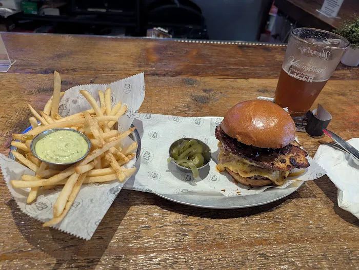 Black Iron Burger Theater District | Hamburger restaurant Bar Picture 3