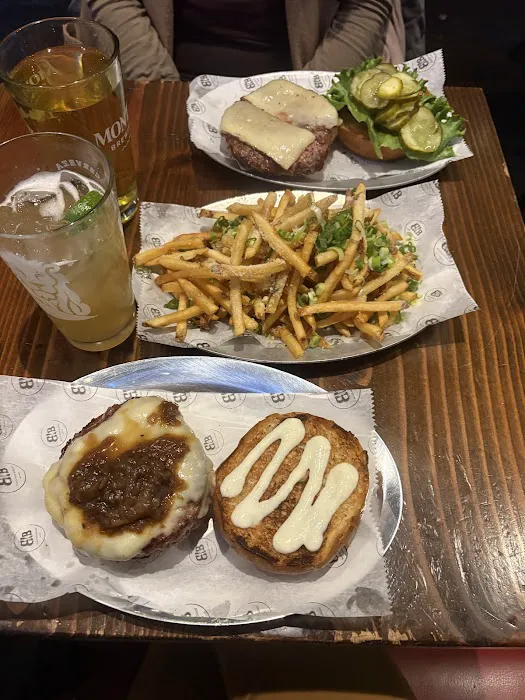 Black Iron Burger Theater District | Hamburger restaurant Bar Picture 7