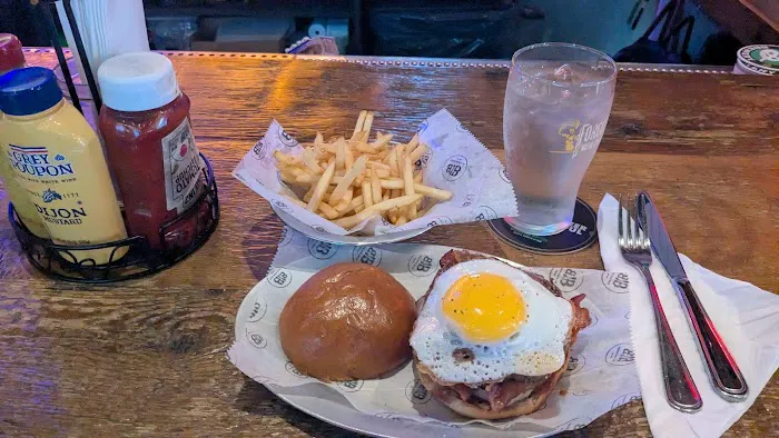 Black Iron Burger Theater District | Hamburger restaurant Bar Picture 8