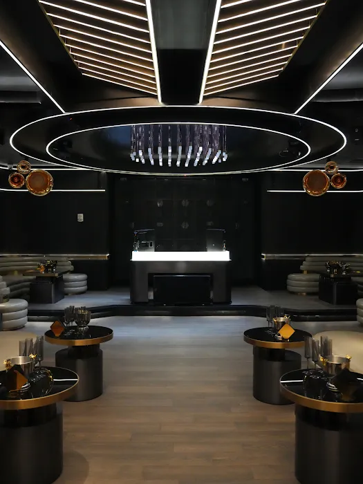 Aura 57 NYC Picture 7