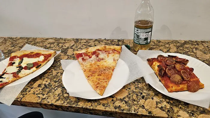Village Square Pizza - Upper East Side Picture 3