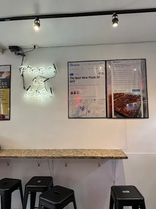 Village Square Pizza - Upper East Side Picture 5
