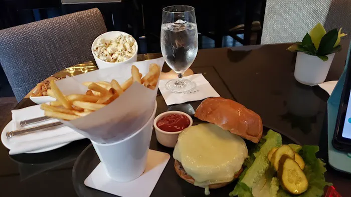 The Regency Bar & Grill Picture 4