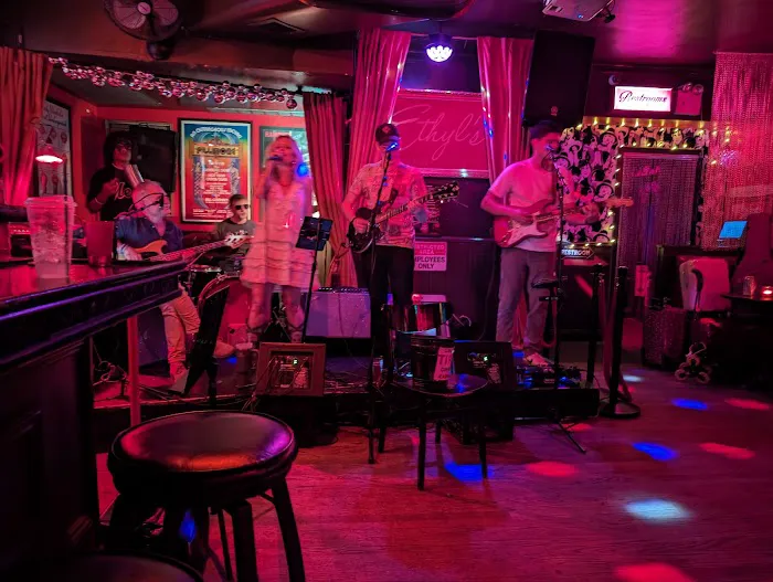Ethyl's Bar & Restaurant Picture 5