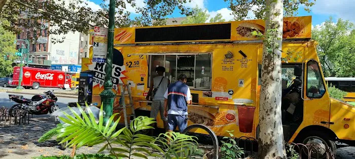 Mo's Famous Burgers Picture 3